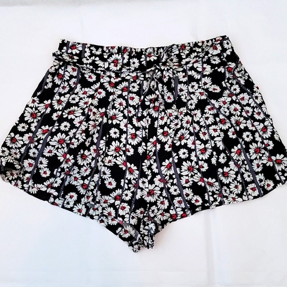 Love Tree Floral Print High Waisted Shorts - Picture 1 of 8
